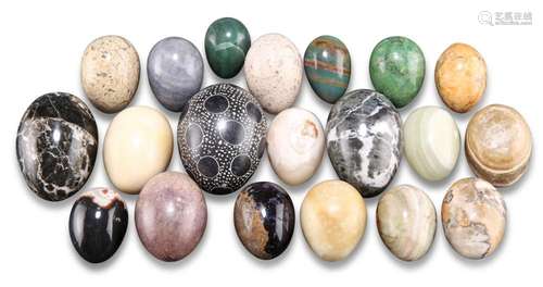 NINETEEN ASSORTED SPECIMEN MINERAL EGGS, including a Blue Jo...