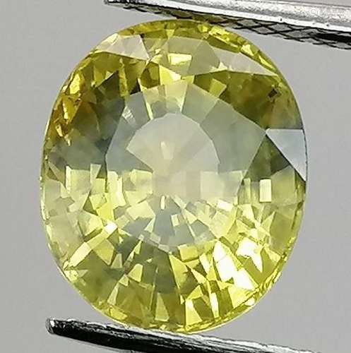 Un saphir jaune taillé en oval, pesant 2,68 carats (origine ...