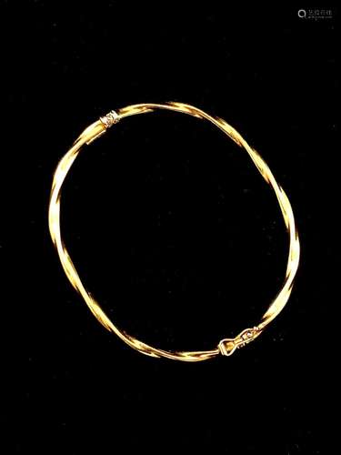 Bracelet jonc ouvrant en or jaune 18K (750°/00) torsadé de s...