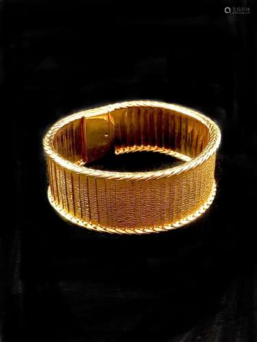 Large bracelet en or jaune 18K (750°/00) composé d’une maill...