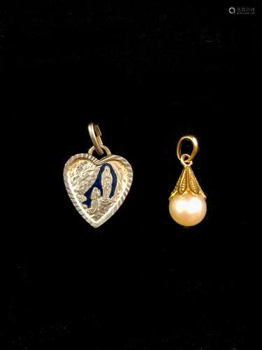 Pendentif en or jaune 18K (750°/00) retenant une perle de cu...