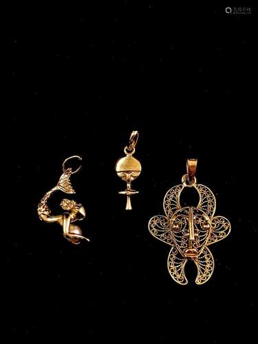 Suite de trois pendentifs en or jaune 18 K (750°/00), dont l...