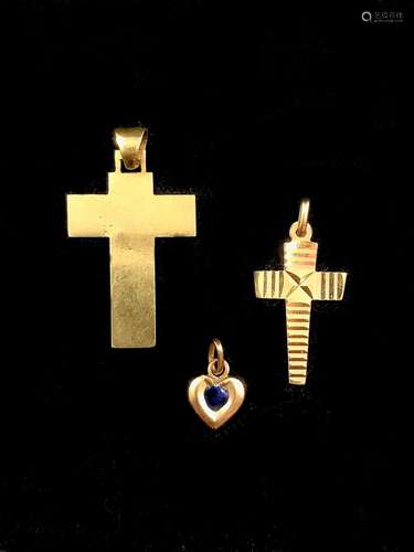 Trois pendentif en or 18K (750°/00) comprenant une croix mon...