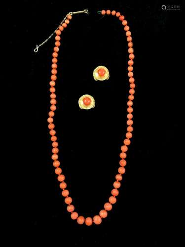 Collier en légère chute de perles de corail (dia entre 7