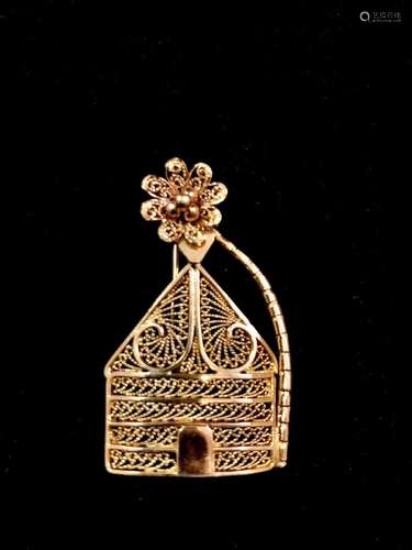 Broche représentant une case africaine en or rose 14K (585°/...