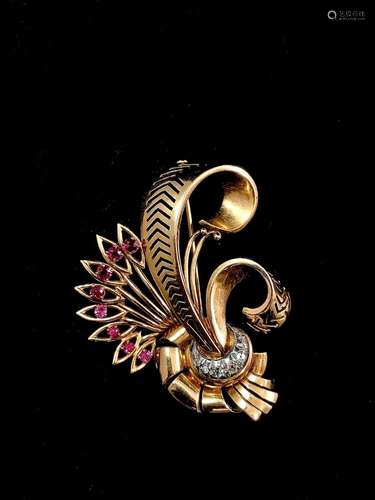 Broche gerbe en or jaune embouti, découpé 18K (750°/00) et p...