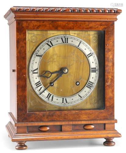 AN EARLY 20TH CENTURY WALNUT MANTEL CLOCK, SIGNED MANOAH RHO...