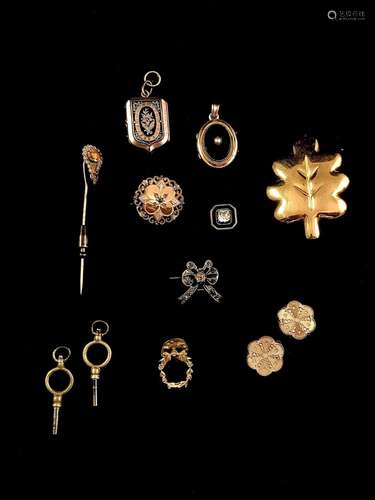 Boîte métallique comprenant des bijoux anciens dont <br/&...