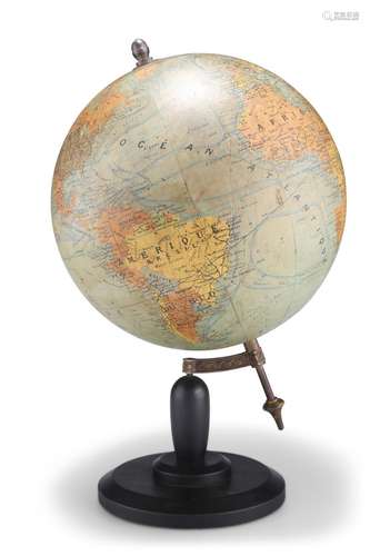 AN EARLY 20TH CENTURY FRENCH DESK GLOBE, "Globe Terrest...