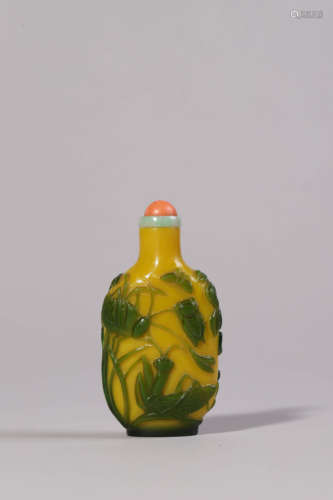 Green Overlay Yellow Glass Insects Snuff Bottle