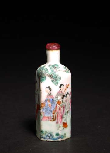 A CHINESE FAMILLE ROSE HEXAGONAL 'BEAUTIES' SNUFF BOTTLE