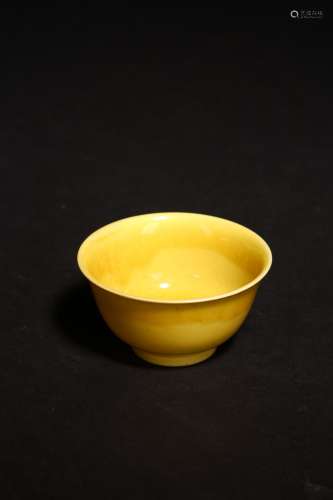 A SMALL YELLOW GLAZED WINE CUP