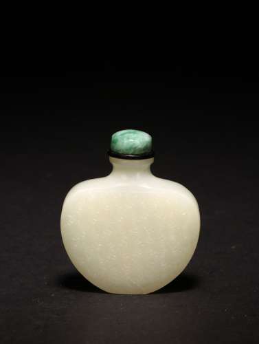 A CHINESE WHITE JADE SNUFF BOTTLE