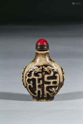 A JADE CARVED DRAGON SNUFF BOTTLE