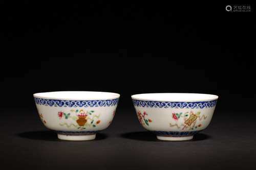 A PAIR OF FAMILLE ROSE 'AUSPICIOUS EMBLEM' BOWLS