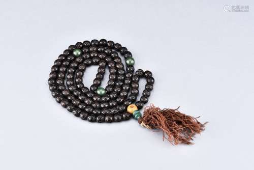 A CARVED PUTI BEADS NECKLACE