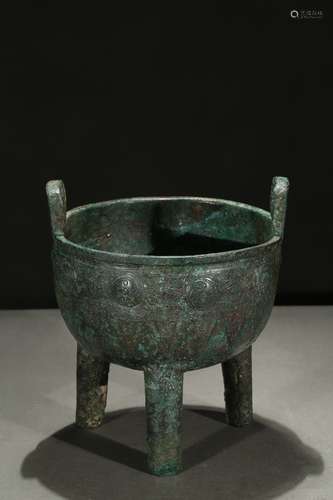 A BRONZE RITUAL FOOD VESSEL DING