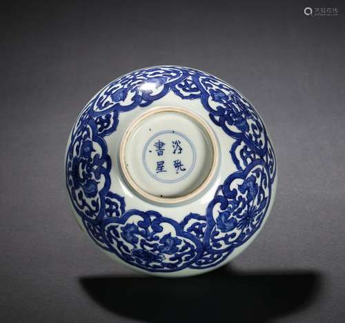 A LARGE BLUE AND WHITE FLORAL DECORATED BOWL