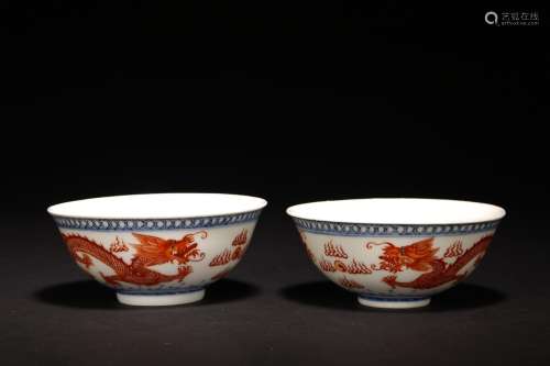 A PAIR OF BLUE AND WHITE COPPER RED DRAGON BOWLS