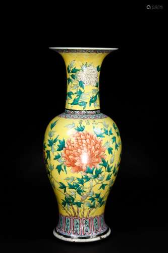 A LARGE FAMILLE ROSE YELLOW GROUND VASE