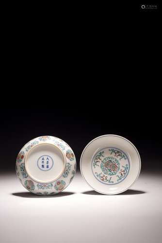 A PAIR OF DOUCAI 'FLOWER MEDALLIONS' DISHES