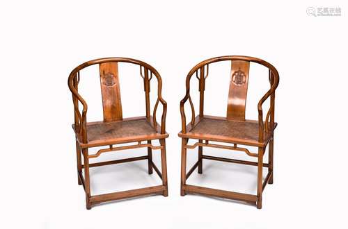 A PAIR OF CHINESE BOXWOOD HORSESHOE BACK CHAIRS