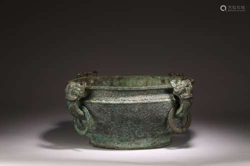 A CHINESE BRONZE YU VESSEL WITH BEAST HANDLES