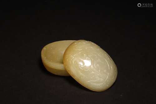 A CELADON JADE OVAL SHAPED BOX AND COVER
