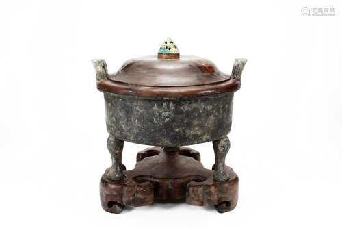 A LARGE BRONZE TRIPOD DING VESSEL