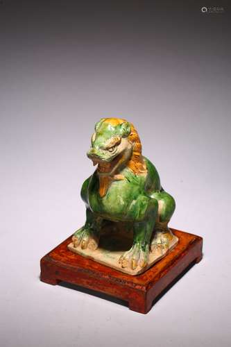 A SANCAI POTTERY MODEL OF MYTHICAL BEAST