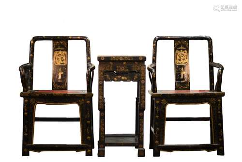 A PAIR OF BLACK LACQUER GILT DECORATED CHAIRS WITH STAND