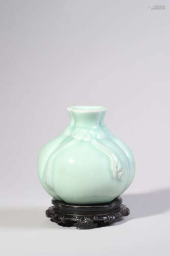 Celadon Glaze Wrapped Zun