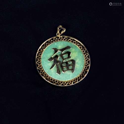 A GREEN JADE AND 14K YELLOW GOLD 'FU' PENDANT