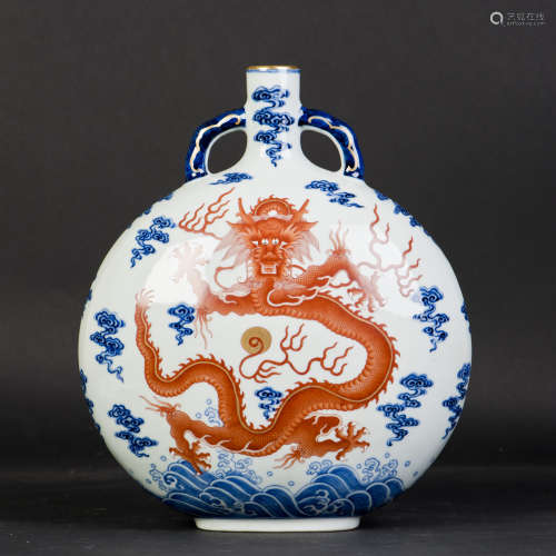 A BLUE AND WHITE AND IRON-RED 'DRAGON' MOONFLASK VASE