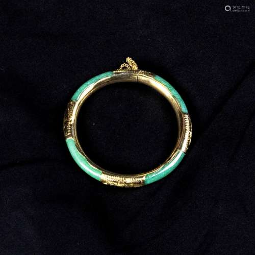 A GREEN JADE BANGLE BRACELET WITH 14K YELLOW GOLD HINGE