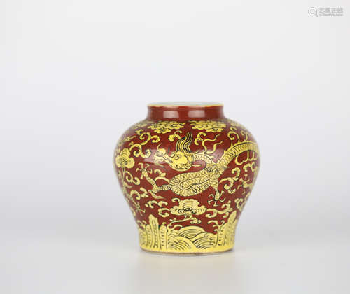 Chinese porcelain dragon pattern jar, Ming