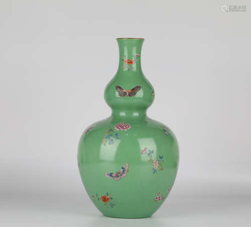 Chinese pastel floral pattern gourd bottle，18th
