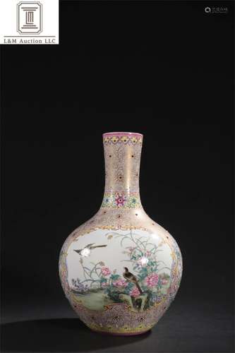 A Chinese Famille Rose Porcelain Globular Vase