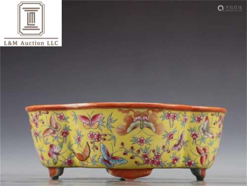 A Chinese Yellow Galzed Famille Rose Porcelain Brush