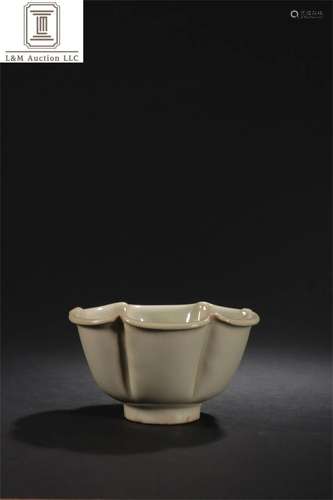 A Chinese Yue Kiln Porcelain Flower Bowl