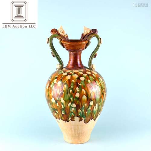 A Chinese San-Cai Glazed Dragoned Porcelain Vase