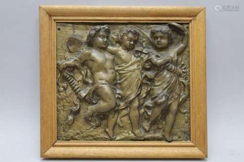 Bronzen basrelief met voorstelling van 3 dansende cupido'...