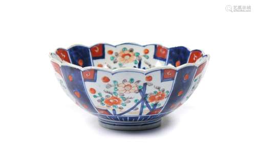 Taça de bordo recortado em porcelana japonesa
