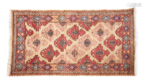 Tapete oriental em lã, 122 x 80 cm.