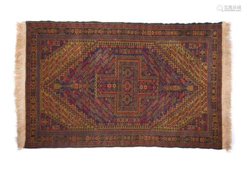 Tapete oriental em lã, 194 x 116 cm.