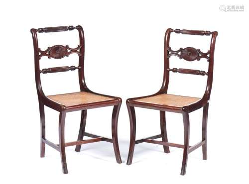 Par de cadeiras em madeira (2)