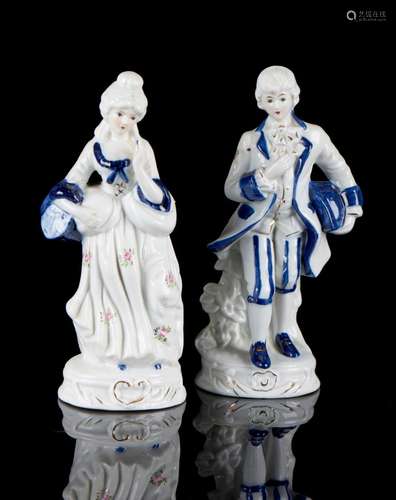 Casal de figuras, porcelana policromada e dourada