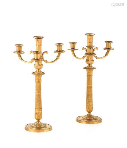 Par de candelabros de três lumes bronze dourado (2