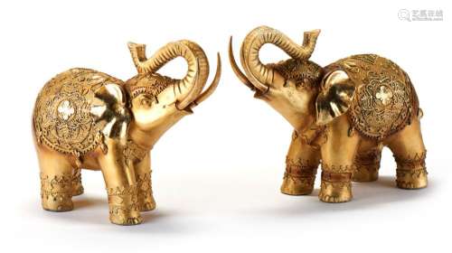 Par esculturas de elefantes pintados de dourado -2