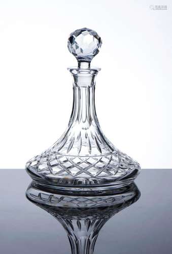 Decanter com tampa em cristal lapidado.